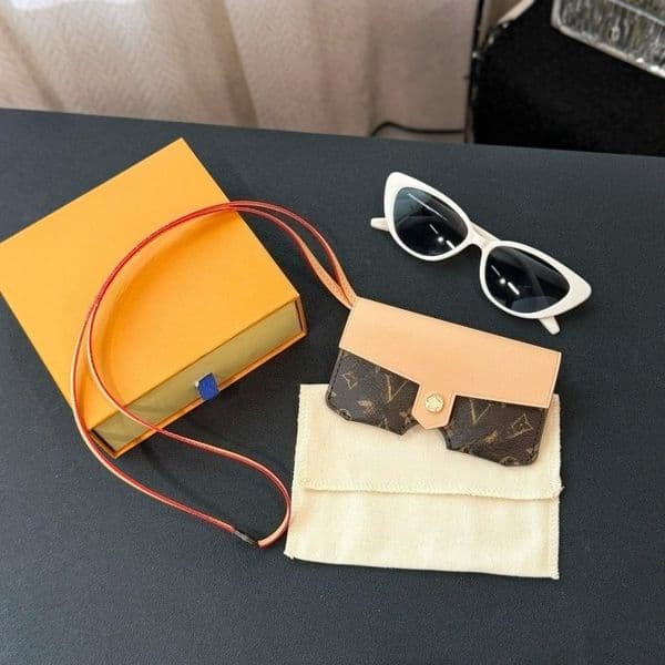 Designer Keychains Leather Key Chain Glasses Storage Bag Lovers Car Keychains Leather Cover Lanyards for Sunglasses Men Women Pendant Accessories