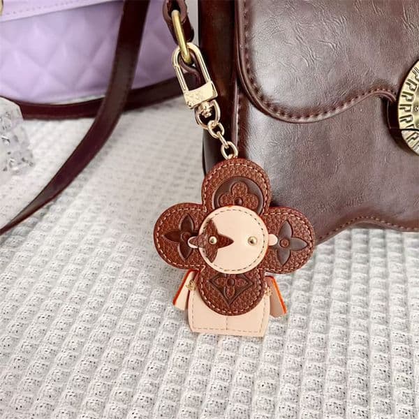 Fashion Classic Exquisite Luxury Key Chain Designer Car Keyring with Dust-proof bag box Unisex Couple Portable Anti Loss Keychain Sunflower Hanging piece