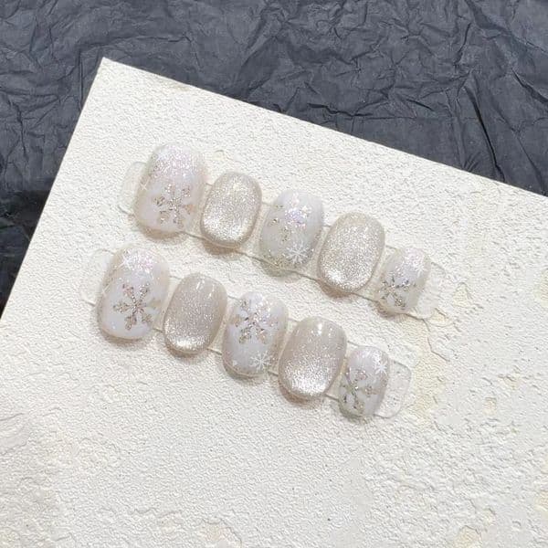 10pcs/bag Snowflakes Pattern Cat Magnetic Effect Nude Color Handmade Press On Nails M/S Size Short Round Full Cover False Nails 251211