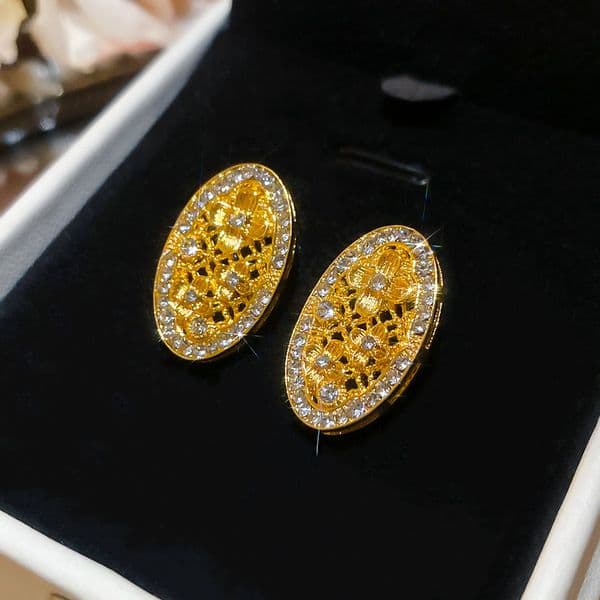 Silver Needle Inlaid Diamond Wrinkled Hollow Oval Stud French Retro Design Sense Niche Earrings Everyday Versatile Ear Jewelry
