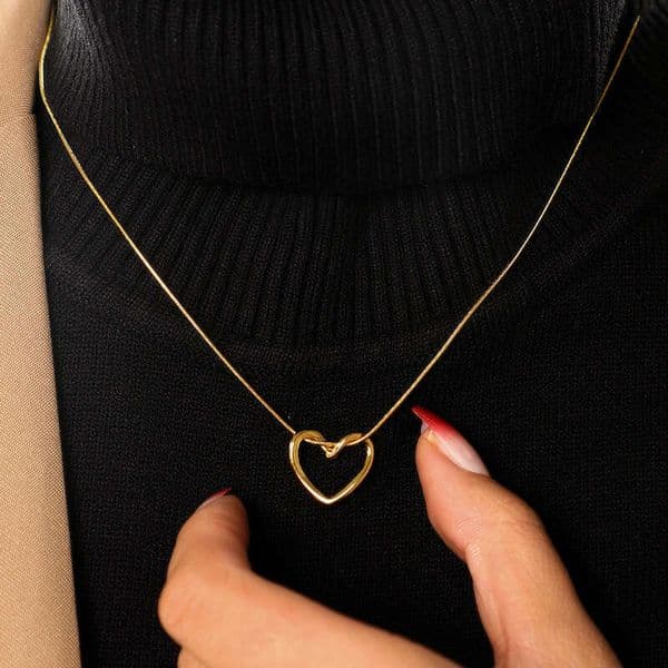 Pendant necklace New Hollow Heart Necklace for Women Simple Design Student Pendant Versatile Stainless Steel Collarbone Chain