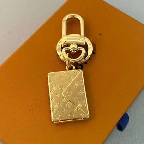V brand leather keychain high quality keychain luxury designer keyring zinc alloy letter unisex lanyard cute for women men black white meta