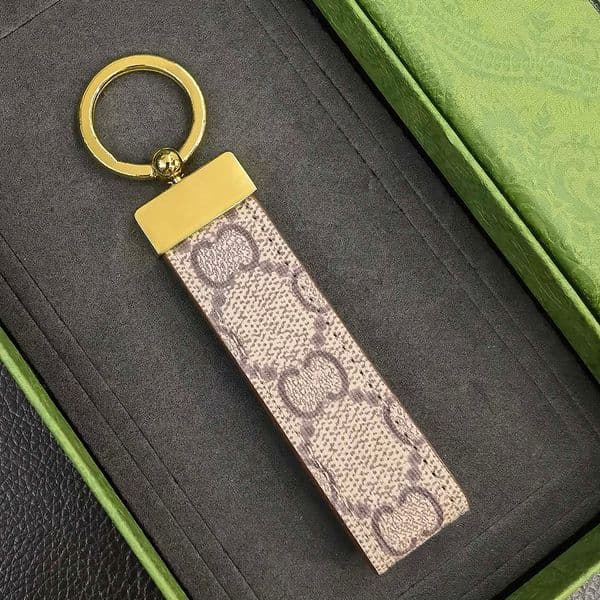 Designer Wallet Chain Charm Keyring Keychains hang Leather Designers Women Men Car Keychain Alloy Pendant Key Ring1
