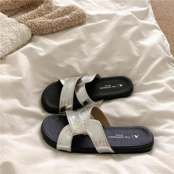 High - end Soft - soled Cross - strapped Slippers for Women 2026 Summer Style Suitable for Outdoor Wear Women's Beach Sandals for Seaside