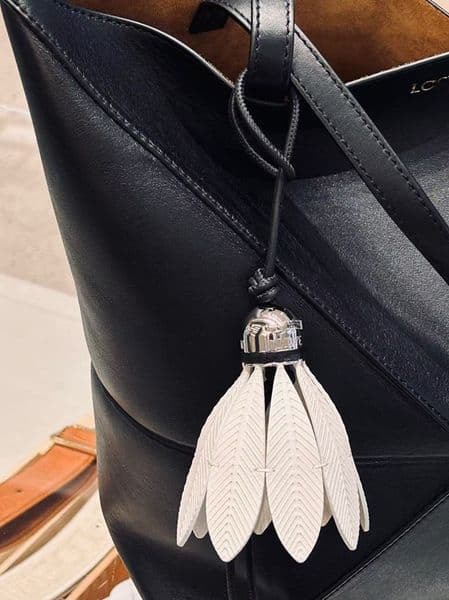 Luxury Designer Keychain Luxury Bag Charm Fashion Badminton charm in Leather Chain Car Key Decorative DIY Silver Ball Chain Keychain bag Pend L2606110MQ3