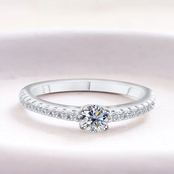 Real 925 Sterling Silver Small Moissnaite Ring For Women Simple Sparkling Round 0.3CT Certificated Lab Diamond Finger Rings 250702