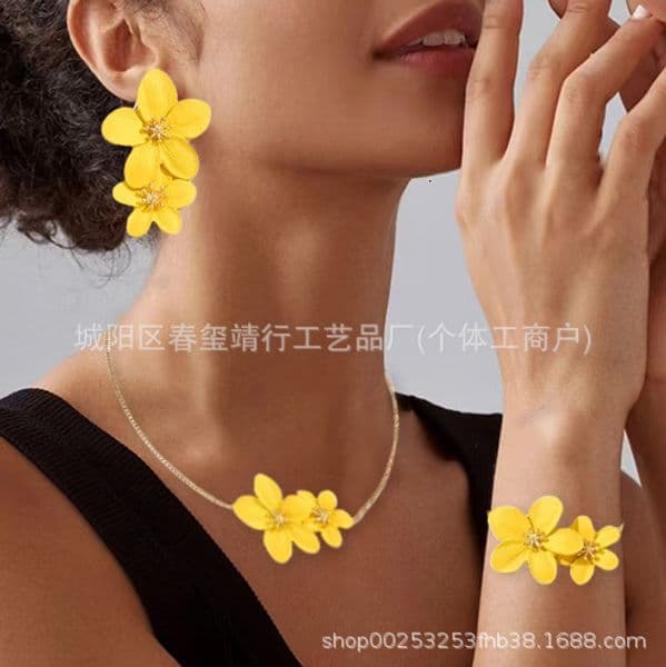 Trendy Hot-Selling Fashion Personality 3D Flower Metal Chain Necklace Earrings Bracelet Jewelry Set