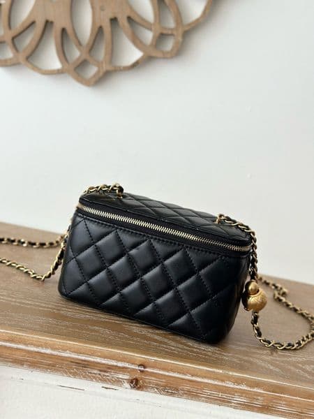 cc bag 2025cosmetic bag designer with high-quality, high-end simple and noble style rounded curved handbag New Gold Chain Element Bow AP2303 AP1447