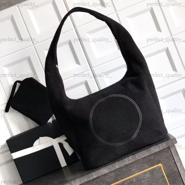 99A A fashion model that prioritizes quality: The superior quality of 100% genuine leather forms the foundation, featuring a pure steel hardware crossbody shoulder bag.