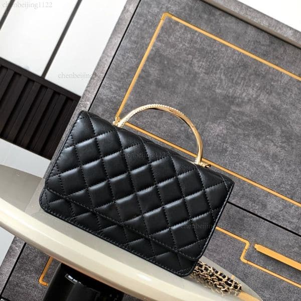 99A This fashionable and casual genuine leather hand-held crossbody single-shoulder bag is designed by a top designer and features pure steel hardware with a rich