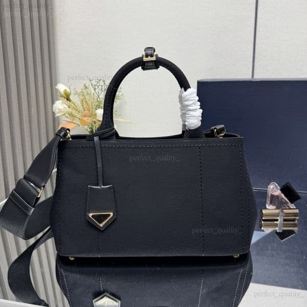 99A Outstanding Design Handbag, 100% genuine leather with a smooth texture, pure steel hardware, single shoulder bag, handbag, crossbody bag, casual bag, best-selling bag