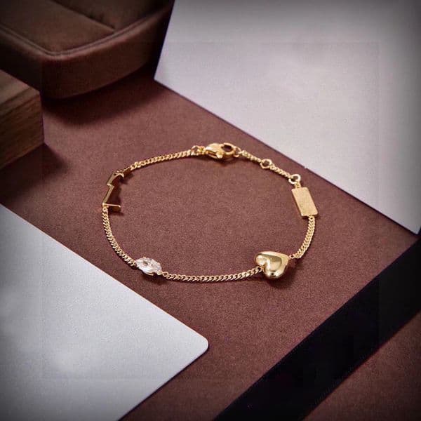 Titanium steel bracelet 18K gold-plated designer jewelry, heart-shaped letter charming bracelet, fashionable jewelry gift for women