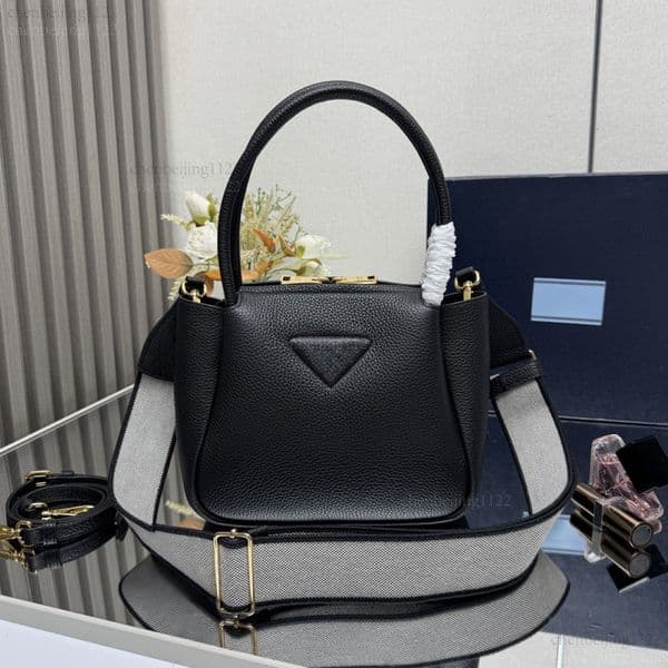 99A Luxury and fashion - the stylish casual leather handbags designed by top designers have become the focus, and the pure steel hardware is their dazzling highlight.