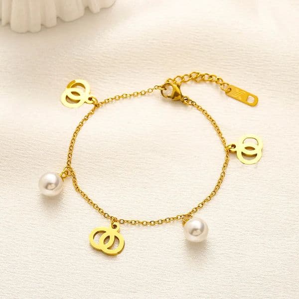 Luxury Diamond Charm Bracelets Designer For Women Chain Bracelet Designer Jewelry Womens Letter Pearl Pendant Wedding Gift