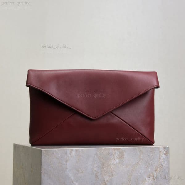 99A Designer's creative crossbody shoulder bag, made of high-quality leather, exudes an innate elegance and sophistication typical of an elite fashion icon.