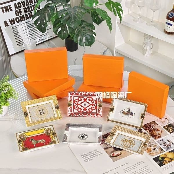 Love European Creative Classic Small Exquisite Bone Porcelain Home Banquet Office Retro High End Ashtray