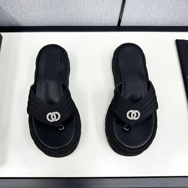 2025 designer sandals new thick sole flip flops for women fashionable trendy non slip r color matching sole pure black shoelaces flat sandals