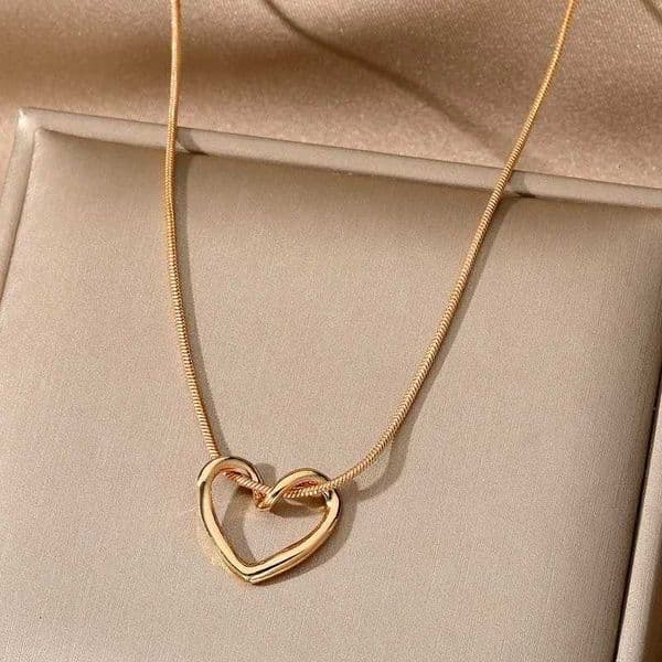 New Simple Hollow Love Heart Pendant Necklace for Women Fashion Creative Geometric Clavicle Chain Necklaces Party Jewelry Gift XJ250717