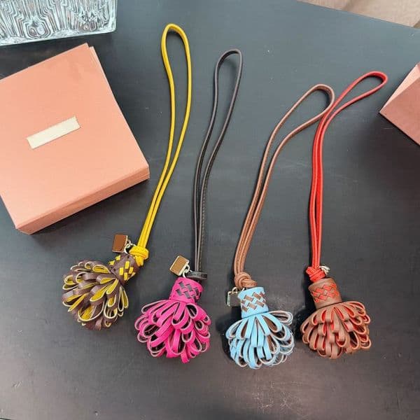 2026 New Luxury Designer Charm Keychain MM For Women Classic Letters Flower Chains Mens Key Holder Bag Purse Charms Keyrings Leather Blue For Woman Fre