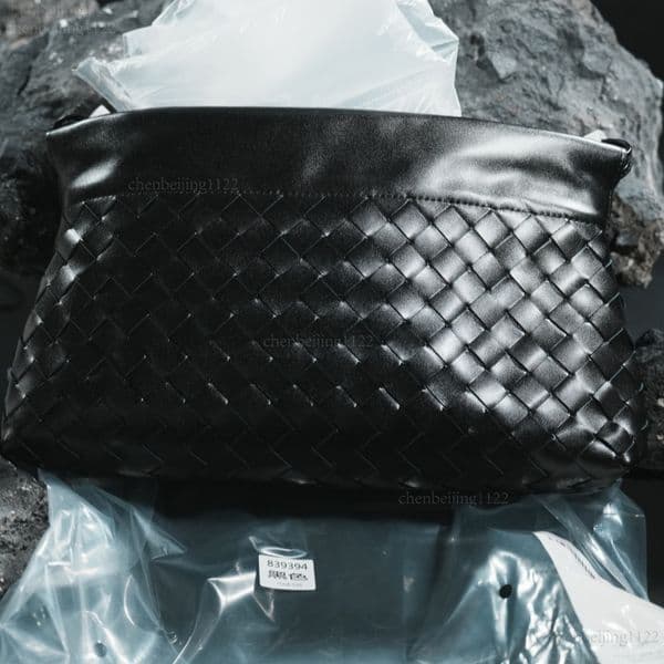 99A High-quality fashion bags, made of imported cowhide and featuring top designer designs, can stand out in both work and entertainment settings.