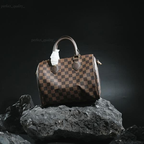 This 99A designer's creation - the hand-held crossbody bag - is made of genuine leather, giving it an elegant essence. The design retains classic details.