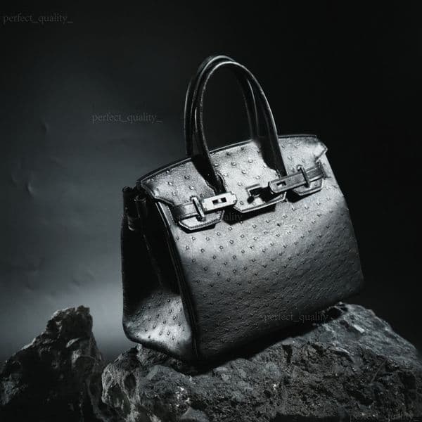 99A The designer's creative crossbody bag with a single shoulder strap is made of high-quality leather, creating an ideal atmosphere of sophistication and fashion.