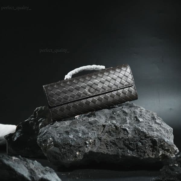 The 99A handbag with a single shoulder strap and a slanted design is meticulously crafted. It is made of genuine leather, highlighting the elegance of high-end style.