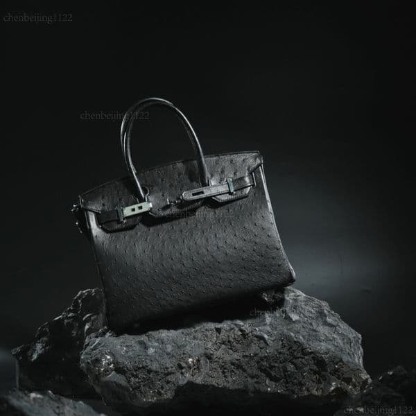 This 99A portable crossbody bag, crafted by a top designer, is made of imported ostrich leather and is custom-made by hand to enhance your confidence and style.