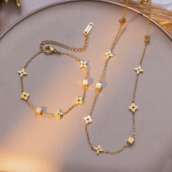 designer Small Square Flower Steel Necklace for Women Fashion Internet Celebrity FourLeaf Clover Clavicle Chain Set