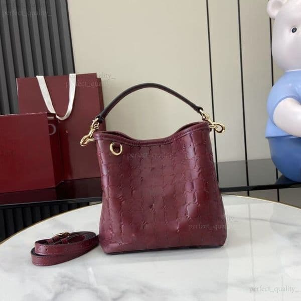 This handbag with a single shoulder strap, designed by 99A, is made of genuine leather, exuding a sophisticated and elegant style. It has a large capacity.