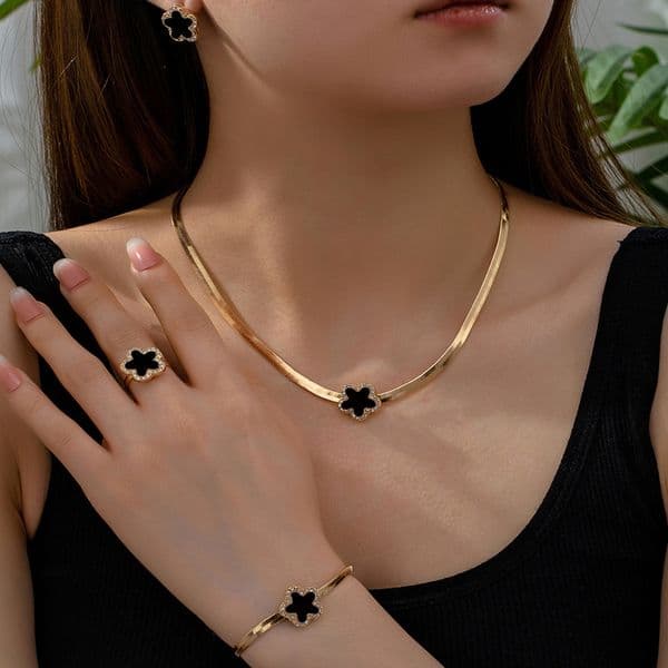 European and American Trendy Star Elements Retro Designer necklace Fashion Beach Lady Pendant Elegant Necklace Bracelet Earrings Ring Set
