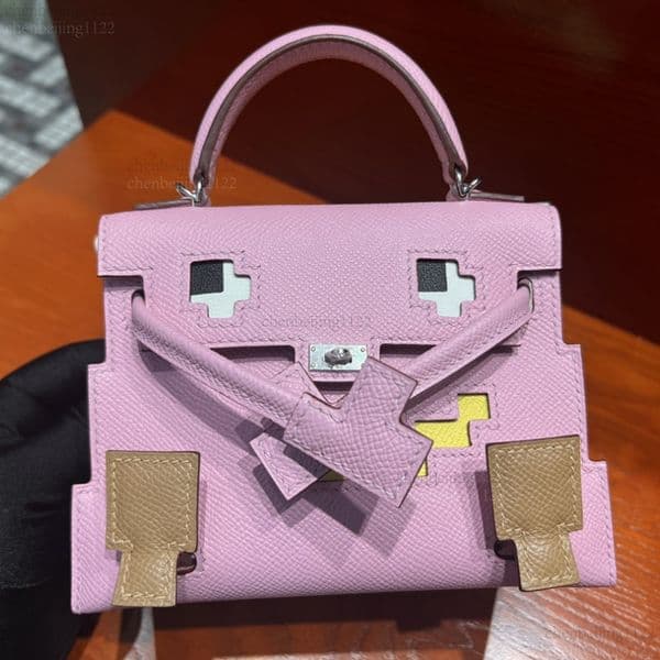 99A This 25cm mini bag, designed by a top designer, is neither bulky nor cramped. Made of imported palm-grain leather and custom-made by hand, it is even more exquisite.