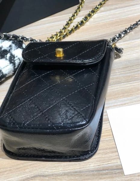 Womens Mirror Texture Design Handbag - A fashionable mobile phone bag a VIP points redemption bag of a fashionable brand equipped with a shoulder strap.