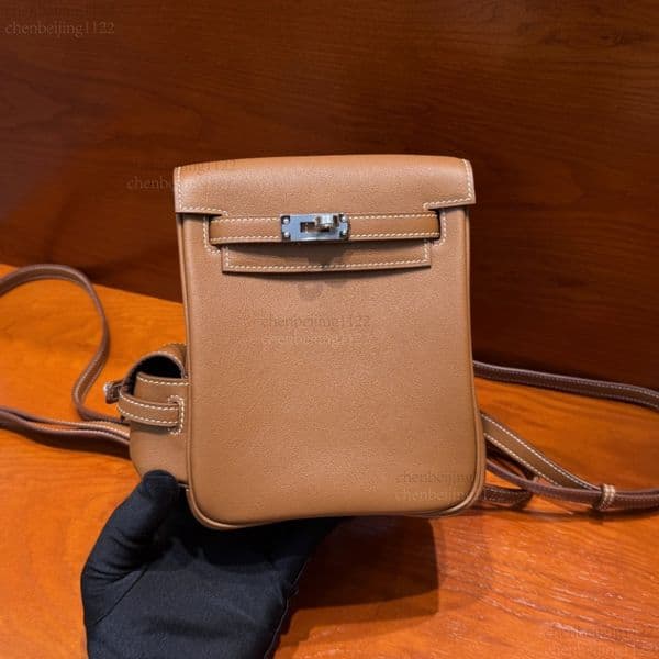 99A 17cm mini backpack crafted by top designers, made of imported cowhide and custom-made by hand. It is extremely fashionable and adorable for traveling.