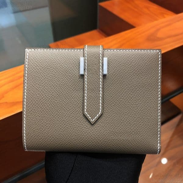 99A Top designers have created this casual card wallet. It is made of imported palm-grain cowhide with pure handcrafted techniques, adding extra points to its quality.