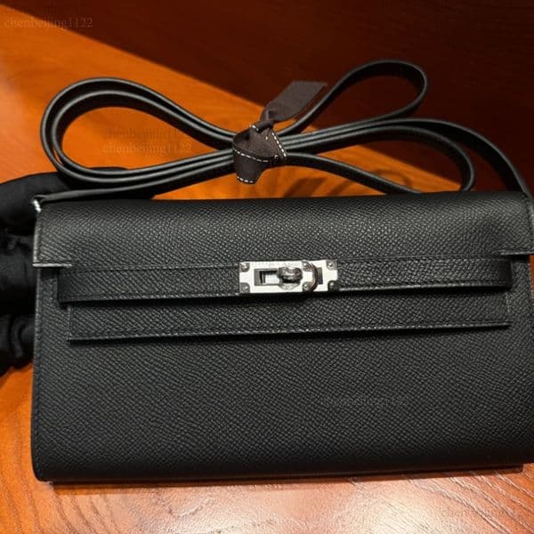 99A The imported cowhide has provided this 19.5cm shoulder bag with an unparalleled texture. The design by top designers is combined with pure handcrafted customizati