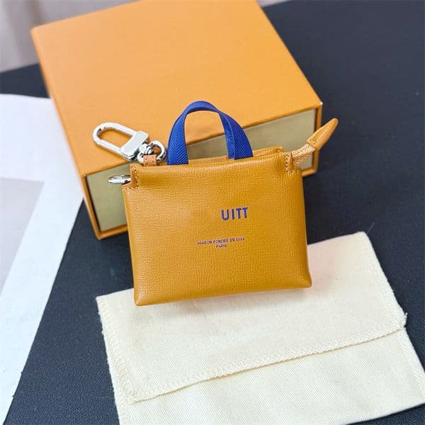 Fashion Designer Keychain Classic Bag Charm Keyrings For Women Coin Pocket Llaveros Mens Luxury Keychains Purse Charm