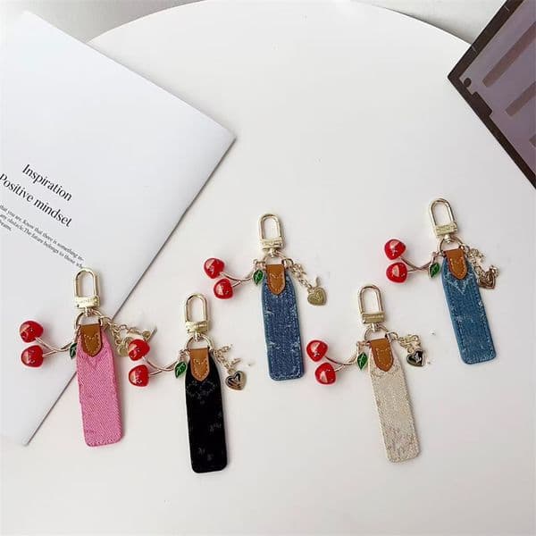 High Quality Leather Keychain Classic key Chain cherry Letter Exquisite Luxury Designer Keyring Cute For Women Men aaccessories
