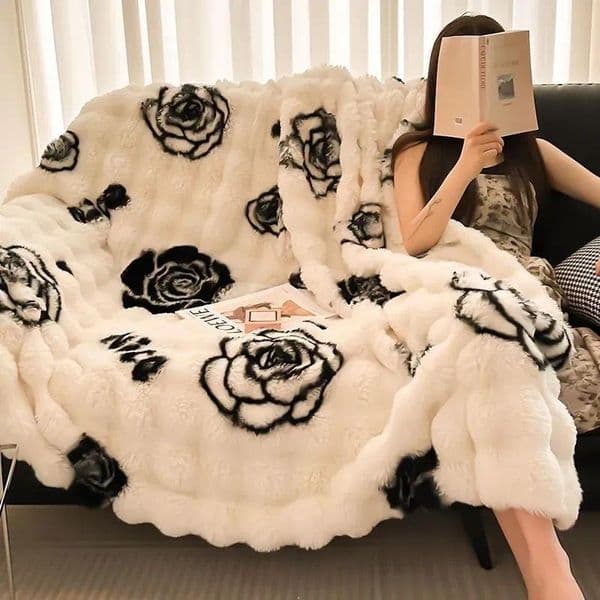 Designer Rabbit Fur Blanket Luxury Soft Fluffy Thick Blanket Flower Print Classic Letter Logo Cozy Milk Velvet Office Rest Blanket Coral Fleece Sofa Blankets