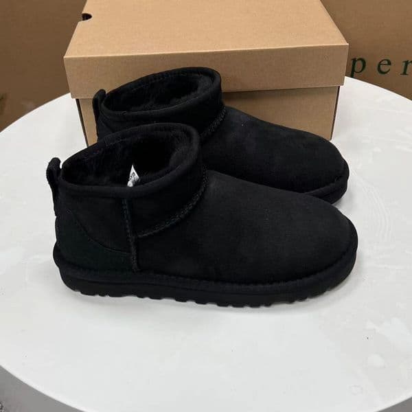 2026 New snow boots thick soled Martin women's boots designer outdoor new fur slippers autumn and winter warm wool lining cotton shoes shorts trendy snow shoes