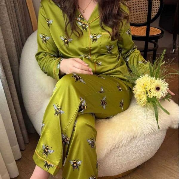 2026 Designer Women Satin Pajamas Green Bees Print Pyjama Ice Silk Long perfume Sleeve cologne Lapel Two Piece Set Homewear Spring Autumn Fashion New Y251104 Fr