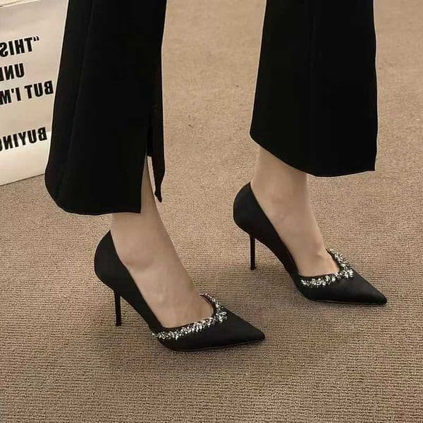 Black Crystal Chain V-Notch Pointed Toe High Heels Womens Elegant Mid Heel Single Shoes Wedding Shoes Fashionable Trendy W251104