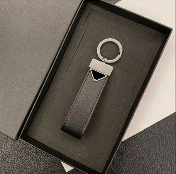 2025 Designer Unisex Black Chain Accessories p Keychains Letter Luxury Pattern Car Keychain Jewelry Gifts Lanyards For Key Bag 01