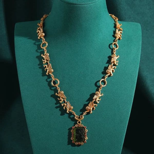 Vintage Square Green Glass Pendant Necklace Relief Antique Gold Color Lion Woman Accessories Dubai Jewelry 2025 251103