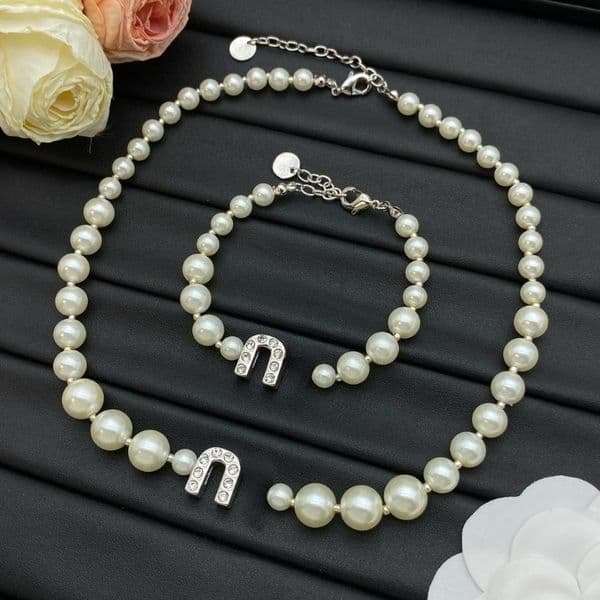 High-quality Letter Pearl Necklace and Bracelet Set Women's Designer Necklace Elegant Luxury Jewelry Set Bracelet Pendant Necklace Women's Gift