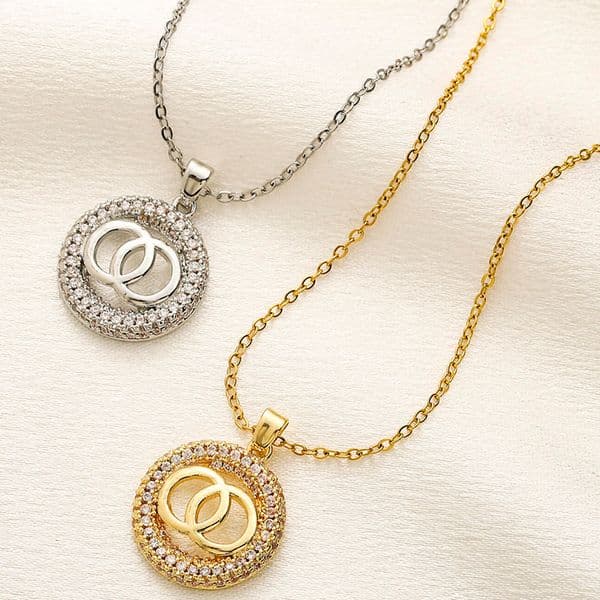 Womens Designer Letter Pendant Necklaces Simple Gold Plated Stainless Steel Crysatl Pearl Rhie Sweater Necklace Wedding Party Jewerlry Accessories