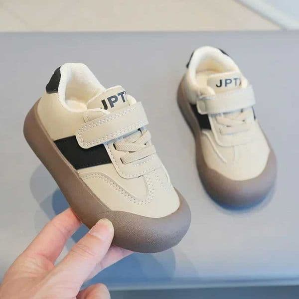 Baby sports shoes with anti slip soft sole boys and girls walking shoes toe cover anti kick 2025 new fashion childrens training shoes X250409