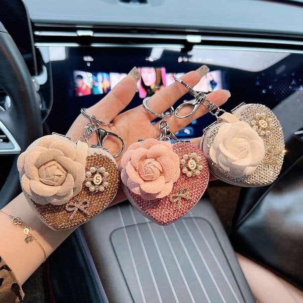 Designer Pearls Keychains Lanyards Luxury Camellia Bag Charms Key Chains With Bow Heart Keychain Accessories Animal Pendant Bow Keyrings Ring Holder Mirror