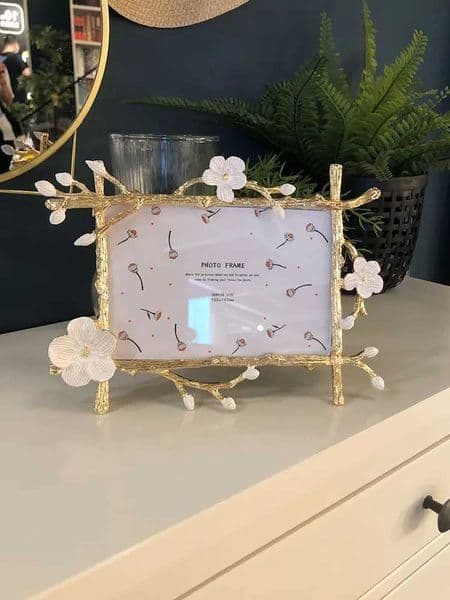 2026 European Light Luxury Metal Alloy 6/7Inch Wedding Photo Frames Flowers Pattern Picture Frame Bridal Favor Gifts Home Decor L251110 Free Shipping