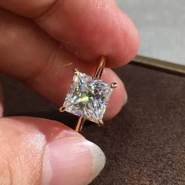 Womens Luxury Crystal Engagement Ring Princ Cut White Zircon Square Stone Ring Charm Gold Wedding Party RingXJ250412
